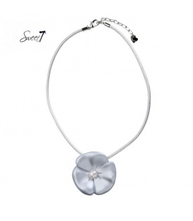 Ketting met grote zilverkleurige bloem met een parel
