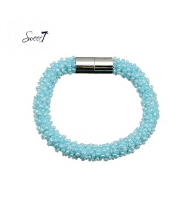 Armband met kleine lichtblauwe glaskralen en magneetsluiting