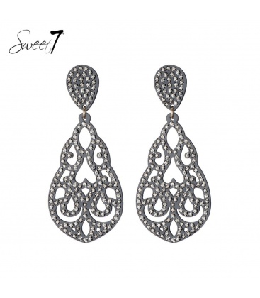 Grijze oorclips met een open hanger met daar in strass steentjes