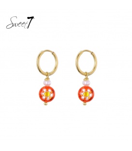 Goudkleurige oorringen met een murano glas kraal en een zoetwaterparel