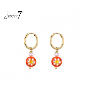 Goudkleurige oorringen met een murano glas kraal en een zoetwaterparel