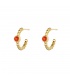 Goudkleurige ronde oorstekers met ribbels en een oranje steentje