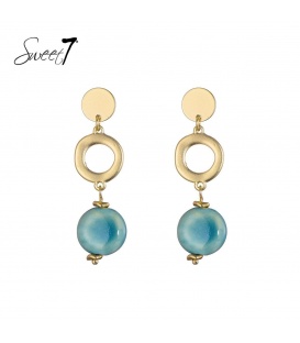 Goudkleurige oorbellen met als hanger een muntje en een blauwe steen