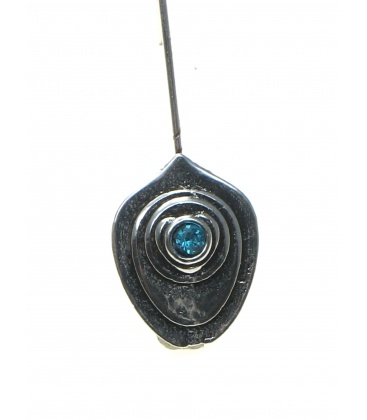 Zilverkleurige oorhanger met hanger in bladvorm en helder blauw strass steentje