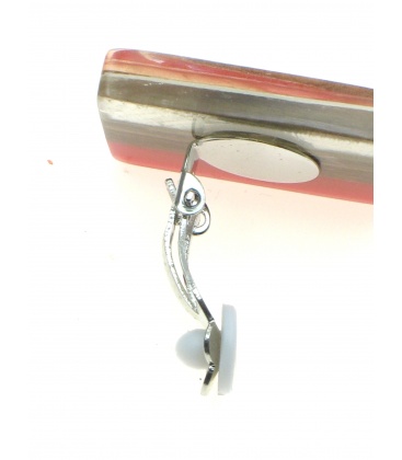 Rood gekleurde vierkante oorclips met hout en parelmoer inleg