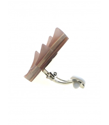 Vierkante oranje oorclips met parelmoer inleg van het merk Culture Mix