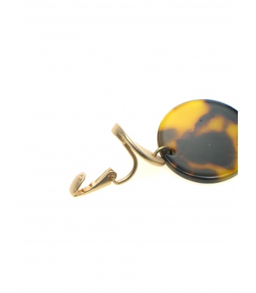 Kleine bruine oorclips met goudkleurige clip en ronde hanger