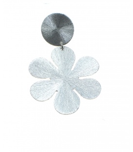 Zilverkleurige oorbellen met een hanger in de vorm van een bloem