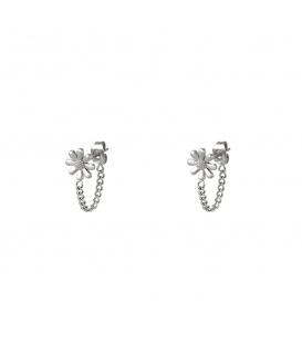 Zilverkleurige oorbellen met bloem en een klein kettingkje die aan de steker verbonden is