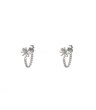 Zilverkleurige oorbellen met bloem en een klein kettingkje die aan de steker verbonden is