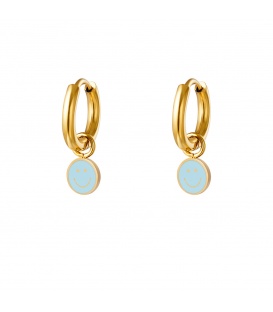 Goudkleurige oorringen met een blauwe smiley hanger