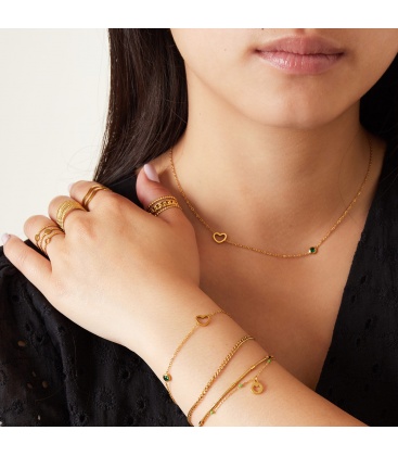 Goudkleurige armband met donkerroze geboortesteen juli