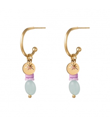 Goudkleurige oorhangers met gekleurde strass steentjes en een bedel met een ster