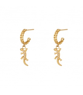 Goudkleurige oorbellen van kleine schakeltjes en een salamander bedel als hanger