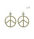 Groene met goudkleurige oorhangers met als hanger een peace teken