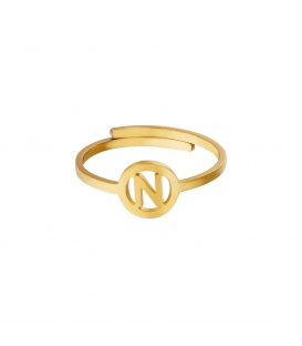 Goudkleurige ring met initiaal N in cirkel
