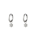 Zilverkleurige oorringen met een bloemetje en steentje
