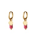 Goudkleurige oorringen met een hart als bedel en een roze steen