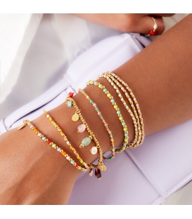 Gekleurde goudkleurige armband met gekleurde stenen kralen