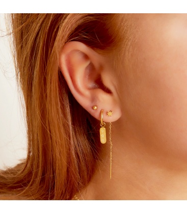 Goudkleurige oorbellen met een hanger met kleine zonnetjes