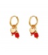 Goudkleurige oorbellen met twee rode stenen als bedel
