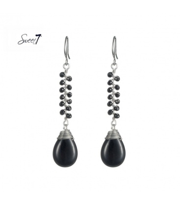 Zwarte oorhangers met natuurstenen kraaltjes en hanger