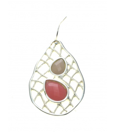 Zilverkleurige oorbellen met een mooi motief in de hanger en roze steentjes