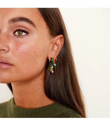 Groene oorringen met als hanger een groen steentje