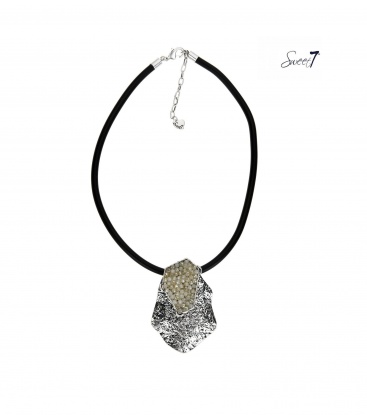 Zwarte rubberen koord halsketting met een zilverkeurige hanger