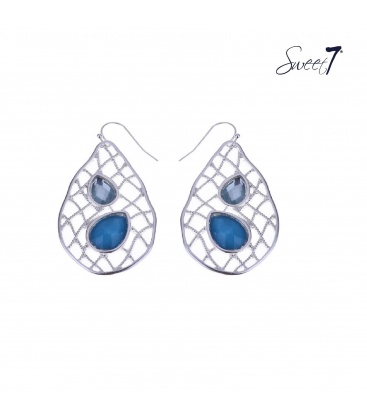 Zilverkleurige oorbellen met een mooi motief in de hanger en blauwe groene steentjes