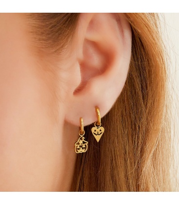 Goudkleurige oorbellen in de vorm van een hart met een pompoen gezicht