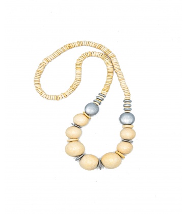 Halsketting van zilverkleurige en beige houten kralen