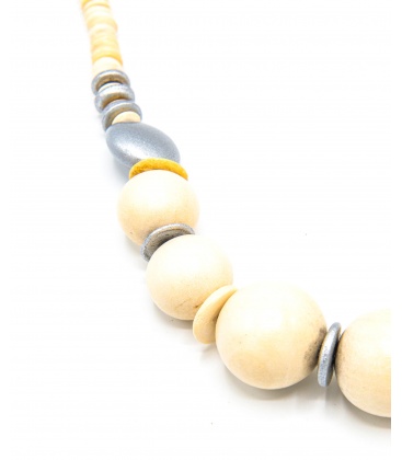 Halsketting van zilverkleurige en beige houten kralen