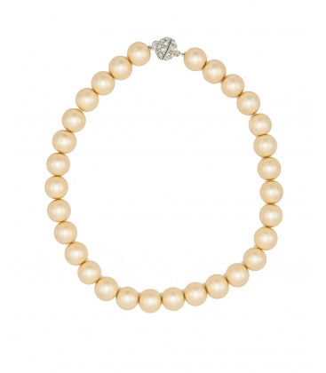 Korte parelhalsketting van geelcreme parels met magneetsluiting