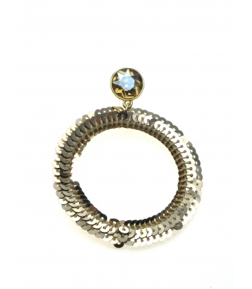 Goudkleurige ronde oorhanger gemaakt van goudkleurige pailletjes 