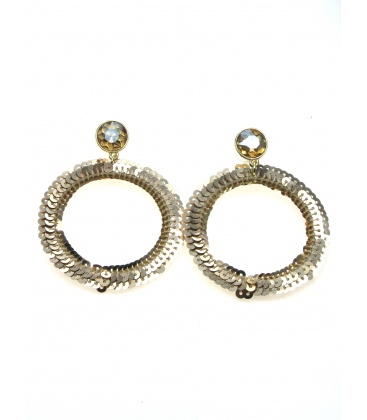 Goudkleurige ronde oorhanger gemaakt van goudkleurige pailletjes 