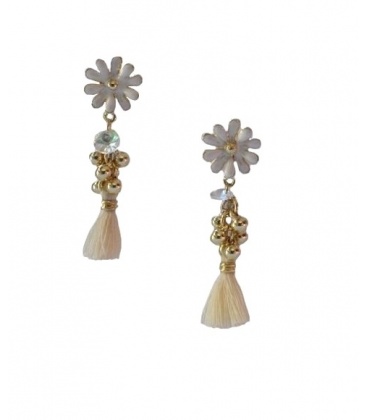 Witte bloemen oorhangers met goudkleurige bolletjes en kwast