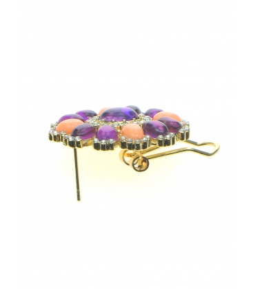 Ronde paars met roze oorbellen in goudkleurige zetting