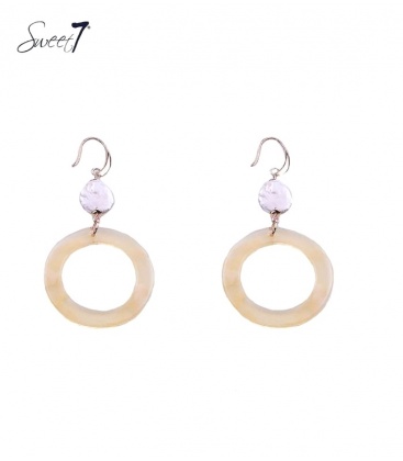 Geel met witte transparante oorhangers met een wit parelmoer steentje