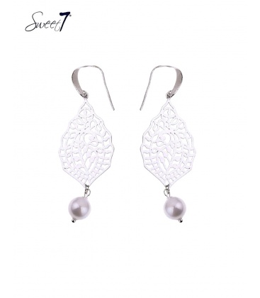 Zilverkleurige oorbellen met motief in de hanger en een schelpen parel