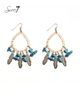 Goudkleurige oorhangers met metalen veertjes en parelmoer steentjes