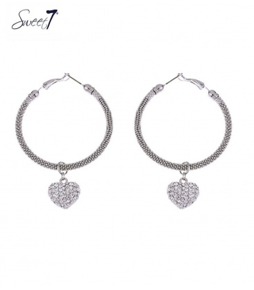 Zilverkleurige oorringen met een hartje van strassteentjes