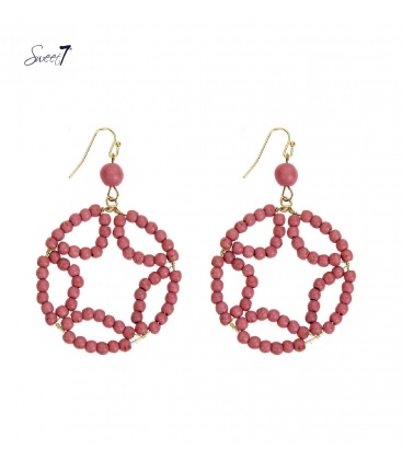 Roze oorhangers van kleine kralen in de hanger en rondom