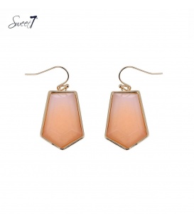 Zalm roze oorhangers met een goudkleurige rand