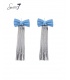 Blauwe strik oorbellen met zilverkleurige strengen