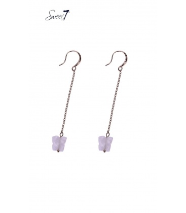 Goudkleurige oorhangers met een wit vlindertje