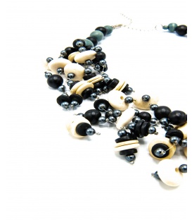 kralenhalsketting met zwarte, grijze en witte deels houten kralen