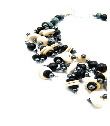 kralenhalsketting met zwarte, grijze en witte deels houten kralen