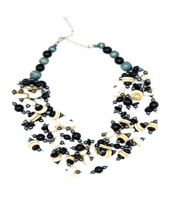 kralenhalsketting met zwarte, grijze en witte deels houten kralen