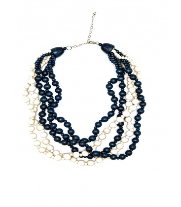 Blauwe met witte houten kralen halsketting